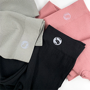 Die bequeme, eng anliegende Leggings von STARK SOUL gelegt